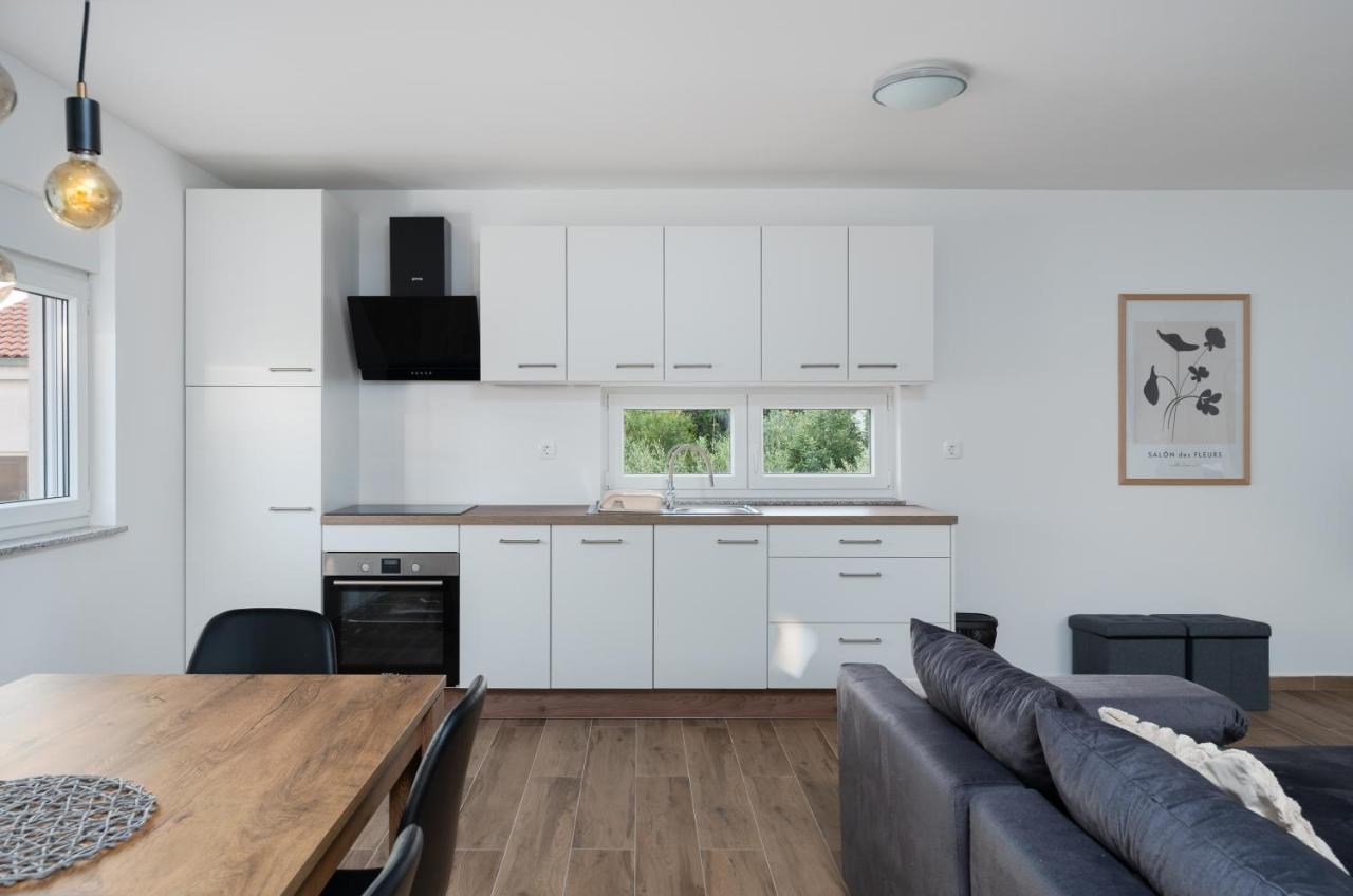 Number One Apartments Vir Εξωτερικό φωτογραφία