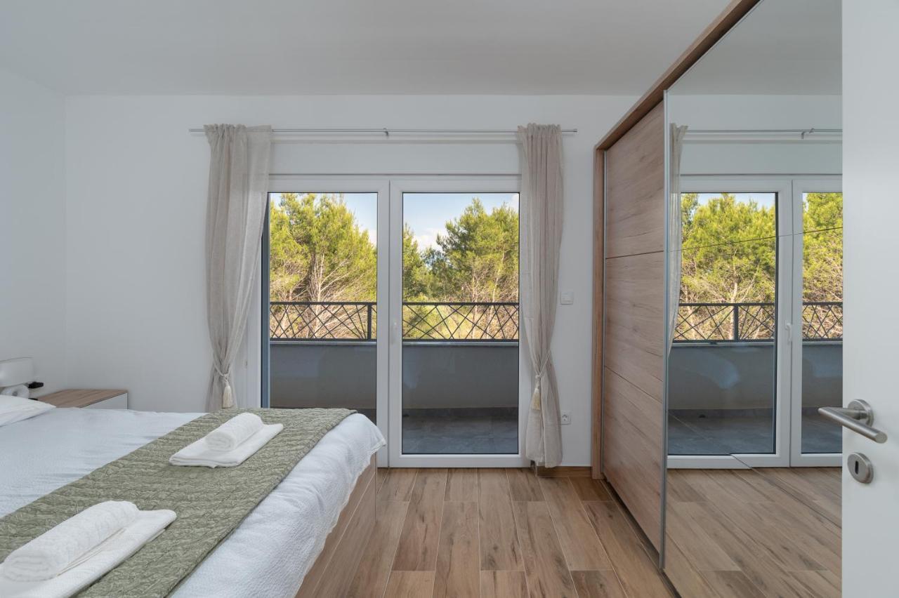 Number One Apartments Vir Εξωτερικό φωτογραφία