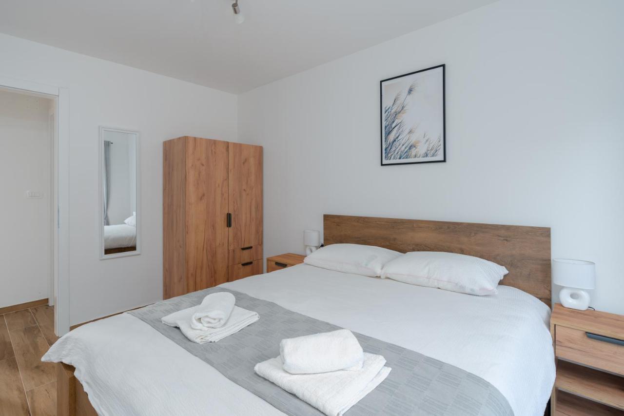 Number One Apartments Vir Εξωτερικό φωτογραφία