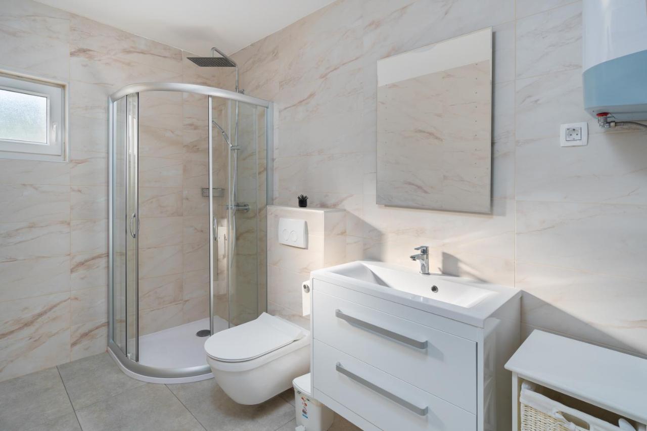 Number One Apartments Vir Εξωτερικό φωτογραφία